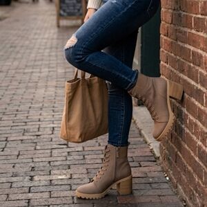 Dolce Vita Canvas Upper  Lug Sole combat boots in tan size 6.5